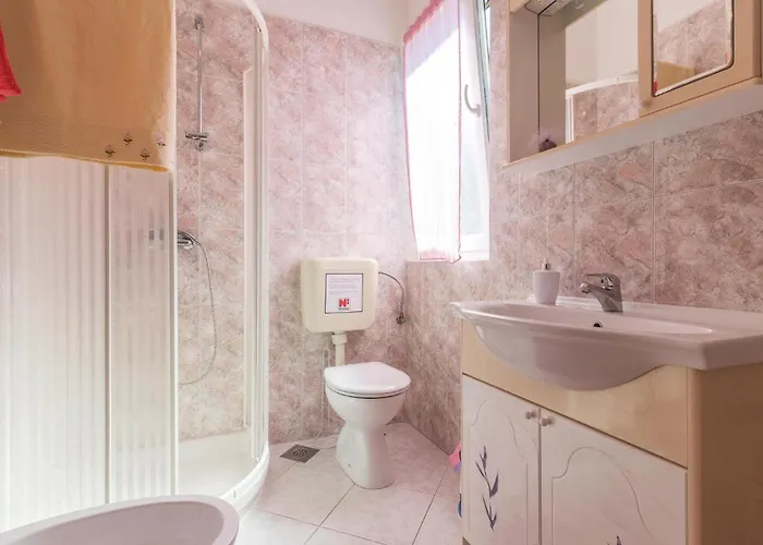 Vikendica 2 Bedroom Amazing Home In Pula