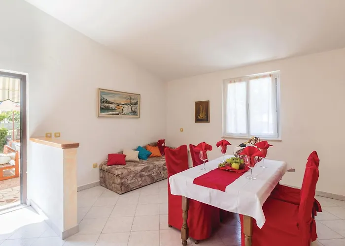 Vikendica 2 Bedroom Amazing Home In Pula Pula
