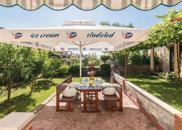 Vikendica 2 Bedroom Amazing Home In Pula Pula