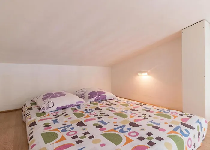 Vikendica 2 Bedroom Amazing Home In Pula