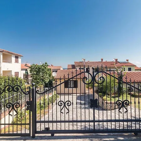 Stunning Home In Pula With Wifi Holiday home Pula