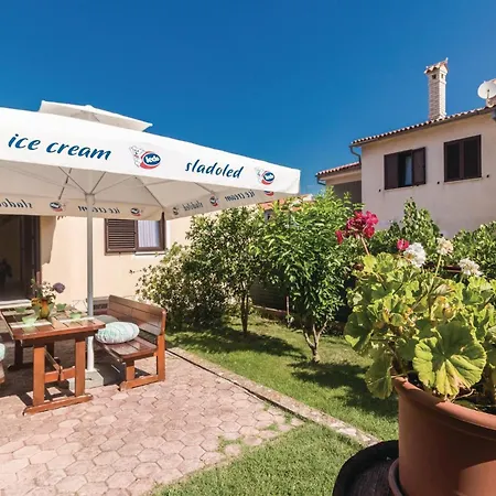 2 Bedroom Amazing In Casa vacanze Pola