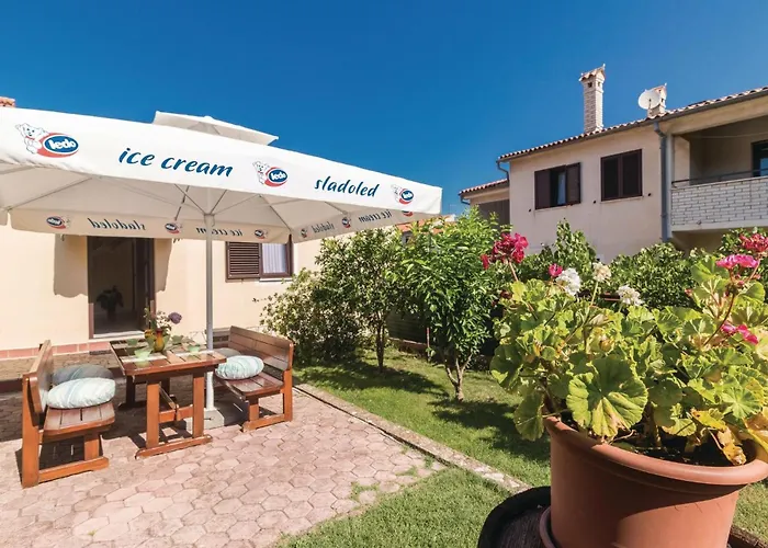2 Bedroom Amazing In Prázdninový dům Pula