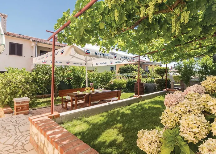 2 Bedroom Amazing Home In Pula Pula