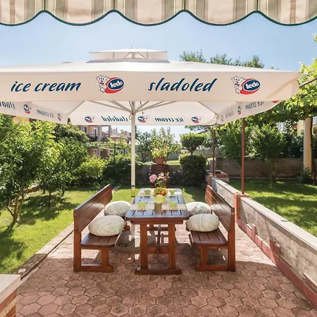 Vikendica 2 Bedroom Amazing Home In Pula Pula